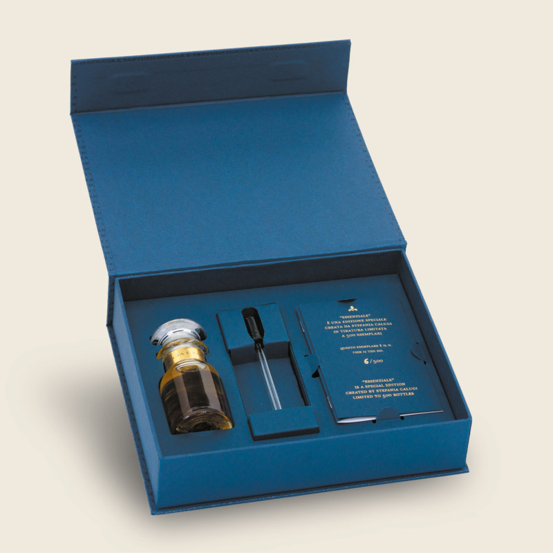 ESSENZIALE Condimento a base di olio extra vergine di oliva con tartufo nero pregiato ESSENZIALE Condimento a base di olio extra vergine di oliva con tartufo nero pregiato