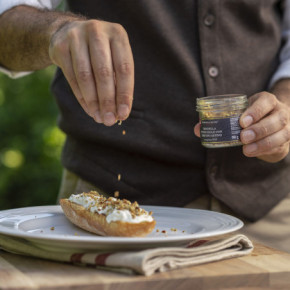 Granella di nocciole con tartufo estivo